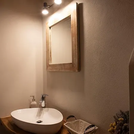 Small In The Garden Habitación en casa particular Amarinto