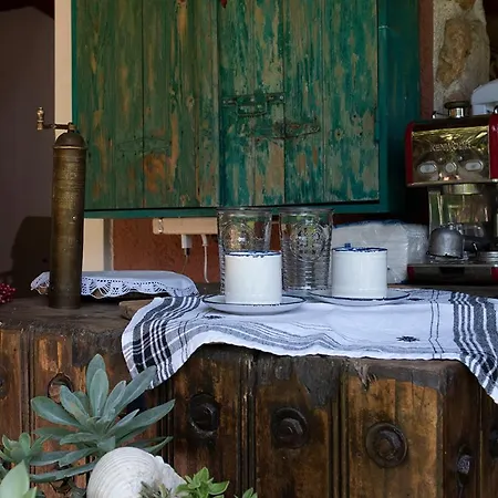 Small In The Garden * Amarinto