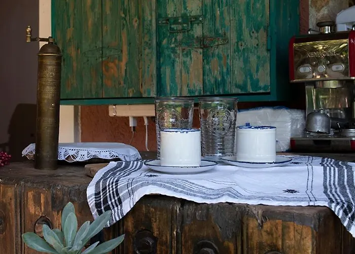 Small In The Garden * Amarynthos